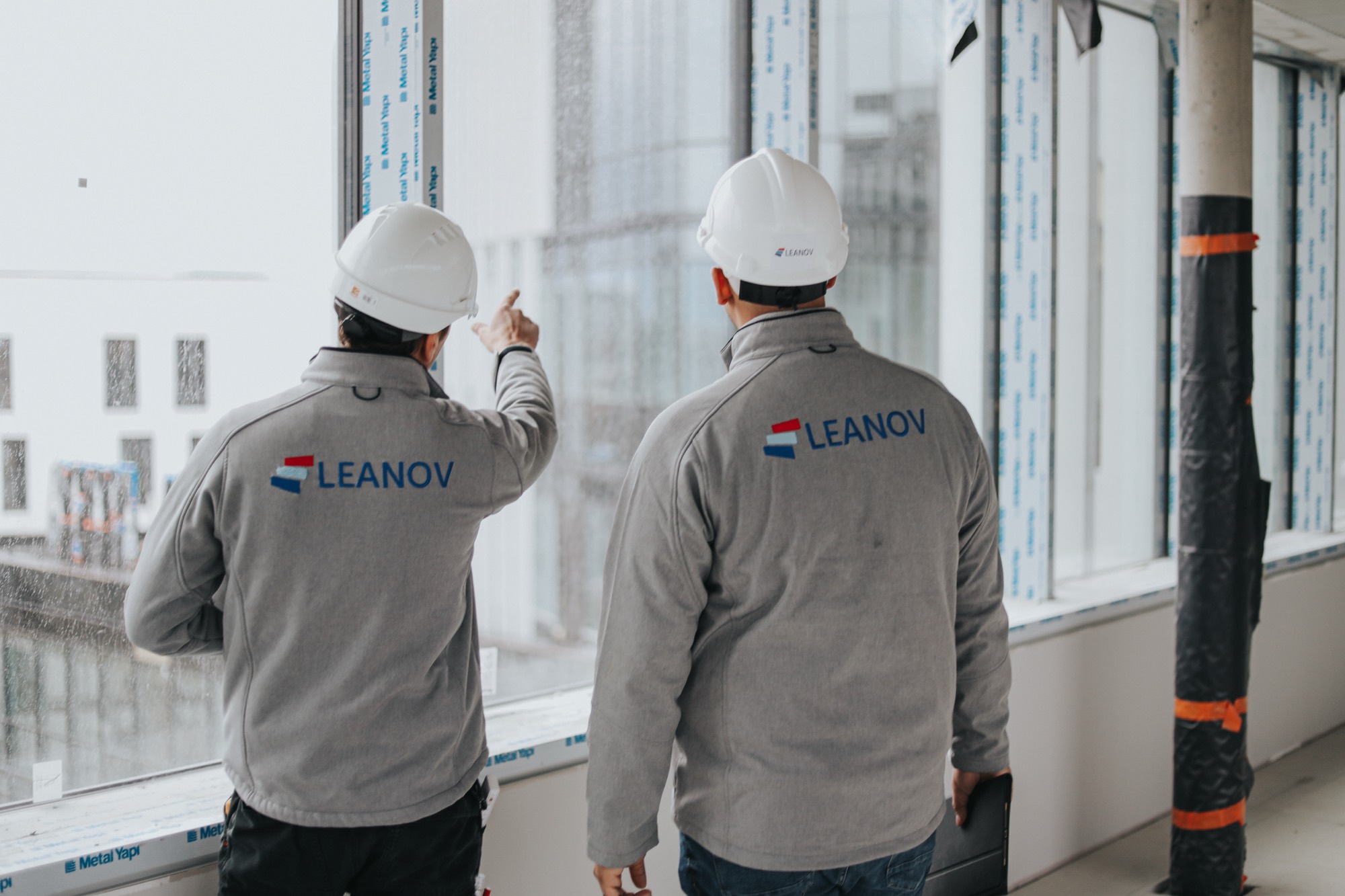 Técnicos LEANOV a analisar a estrutura junto a janela em obra