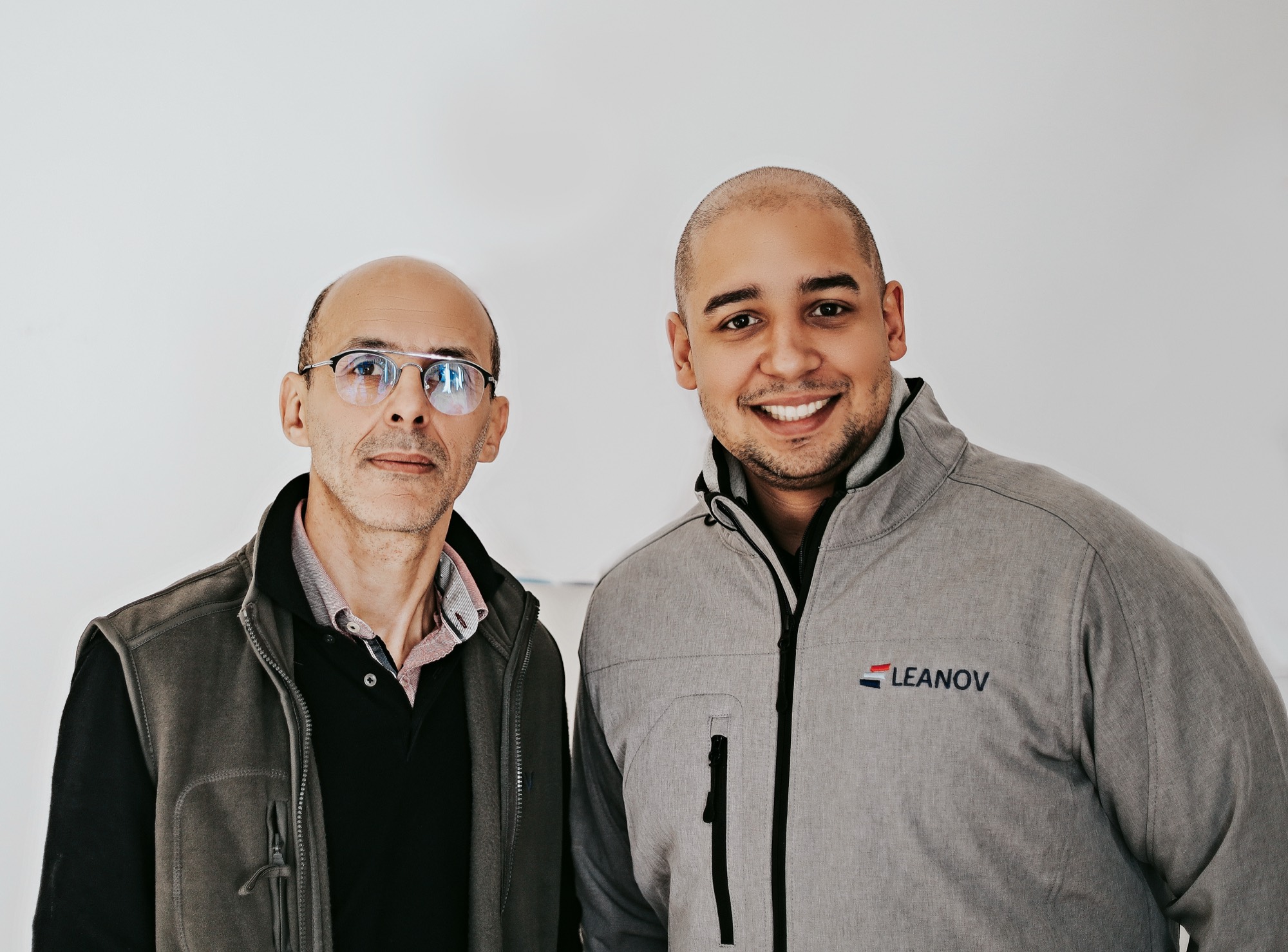 Dois membros da equipa LEANOV lado a lado num retrato informal
