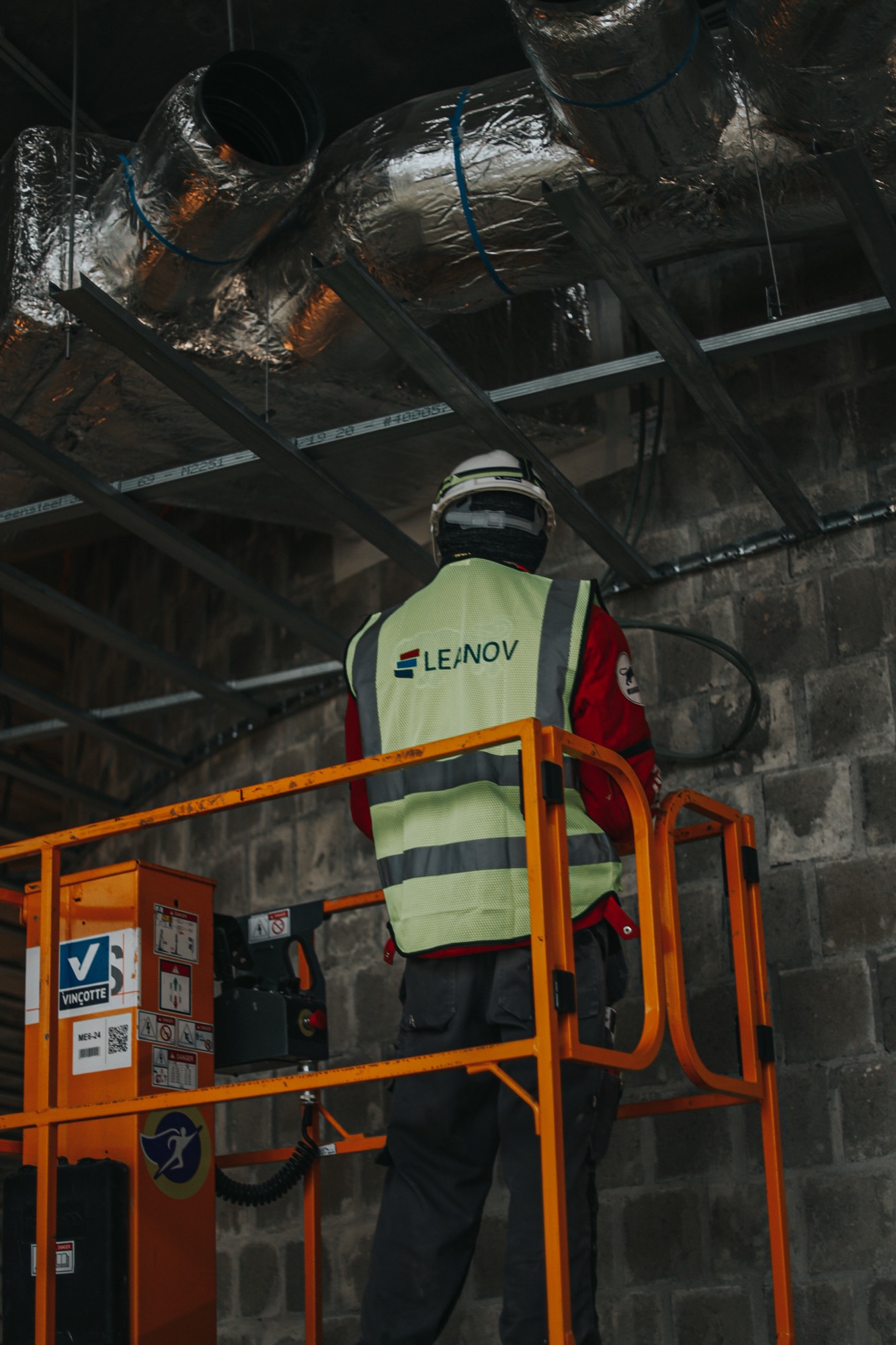Instalação de condutas em altura com plataforma elevatória numa obra LEANOV